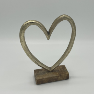 Goud hart op houtenvoet
