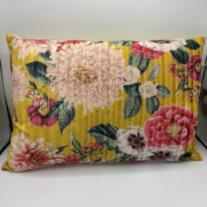 Geel kussen met bloemen